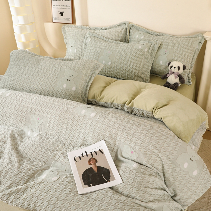 91家纺网 家纺一手货源 找家纺 富馨莱 2025新款牛奶绒印花四件套240克面料支持一件定制尺寸 千鸟格-小熊绿