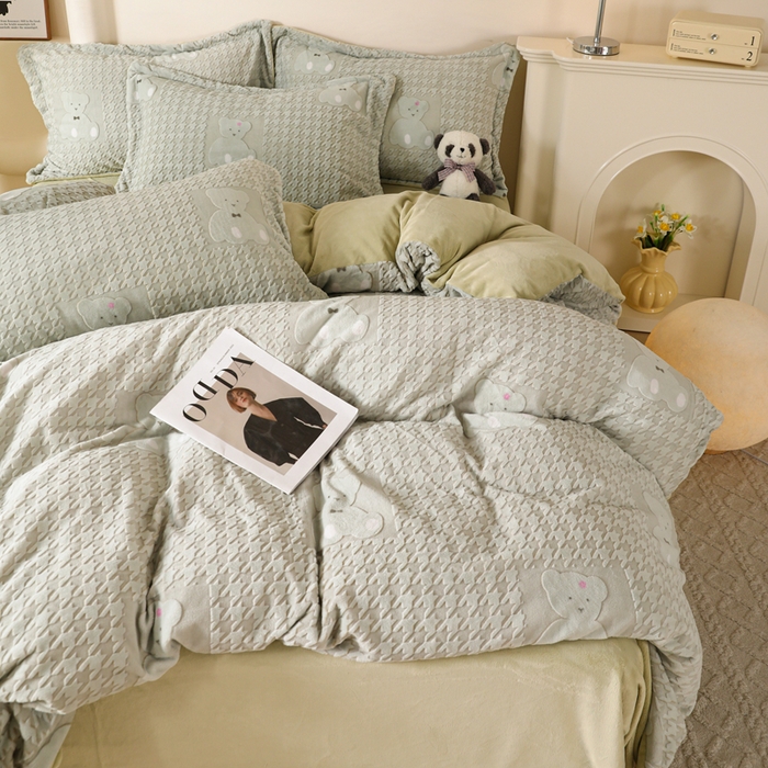 91家纺网 家纺一手货源 找家纺 富馨莱 2025新款牛奶绒印花四件套240克面料支持一件定制尺寸 千鸟格-小熊绿