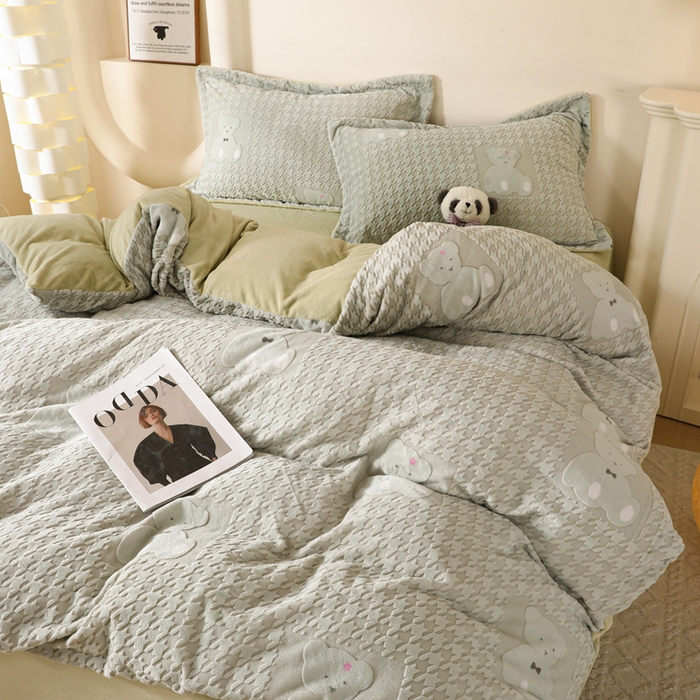 91家纺网 家纺一手货源 找家纺 富馨莱 2025新款牛奶绒印花四件套240克面料支持一件定制尺寸 千鸟格-小熊绿