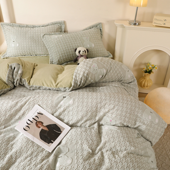 91家纺网 家纺一手货源 找家纺 富馨莱 2025新款牛奶绒印花四件套240克面料支持一件定制尺寸 千鸟格-小熊绿