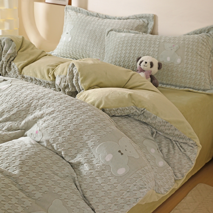 91家纺网 家纺一手货源 找家纺 富馨莱 2025新款牛奶绒印花四件套240克面料支持一件定制尺寸 千鸟格-小熊绿