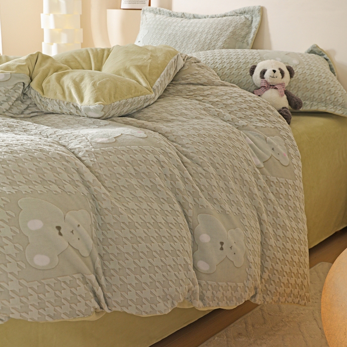 91家纺网 家纺一手货源 找家纺 富馨莱 2025新款牛奶绒印花四件套240克面料支持一件定制尺寸 千鸟格-小熊绿