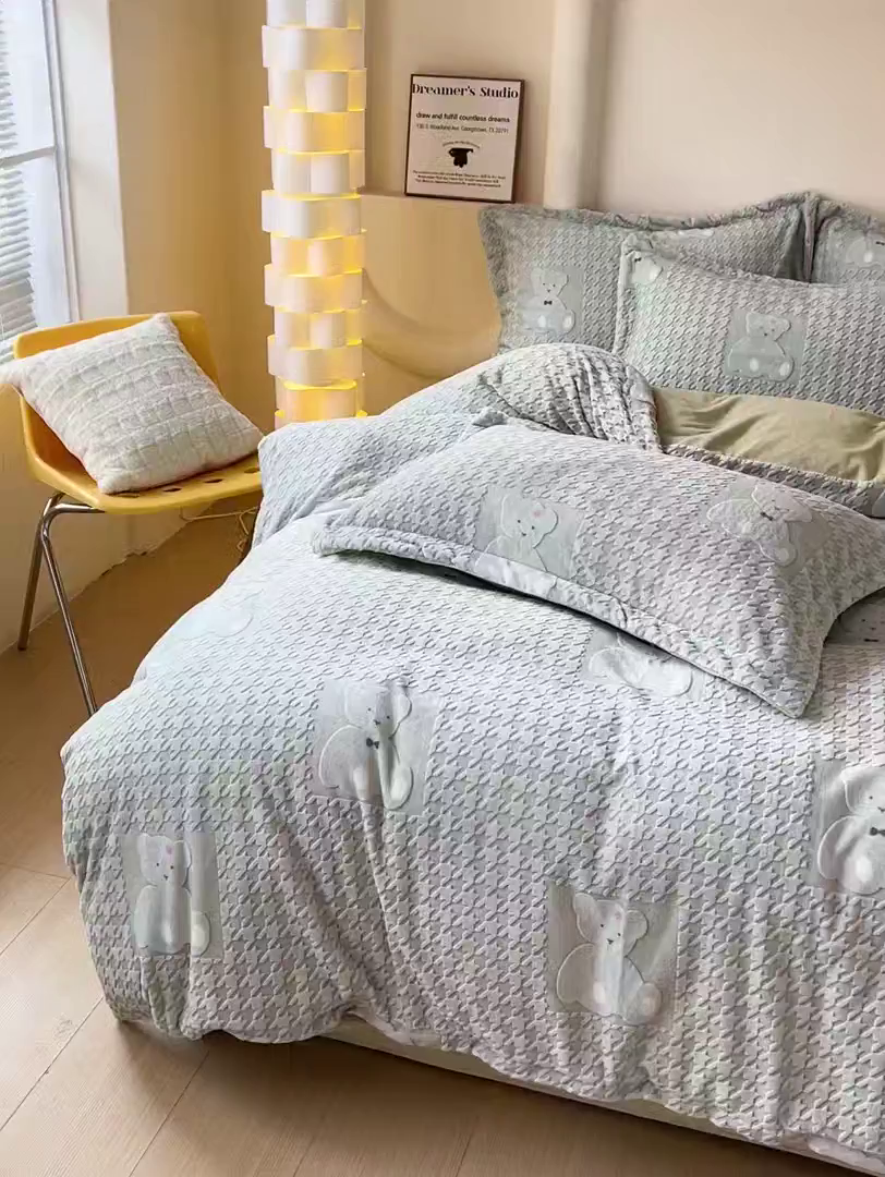 91家纺网 家纺一手货源 找家纺 富馨莱 2025新款牛奶绒印花四件套240克面料支持一件定制尺寸 千鸟格-小熊绿