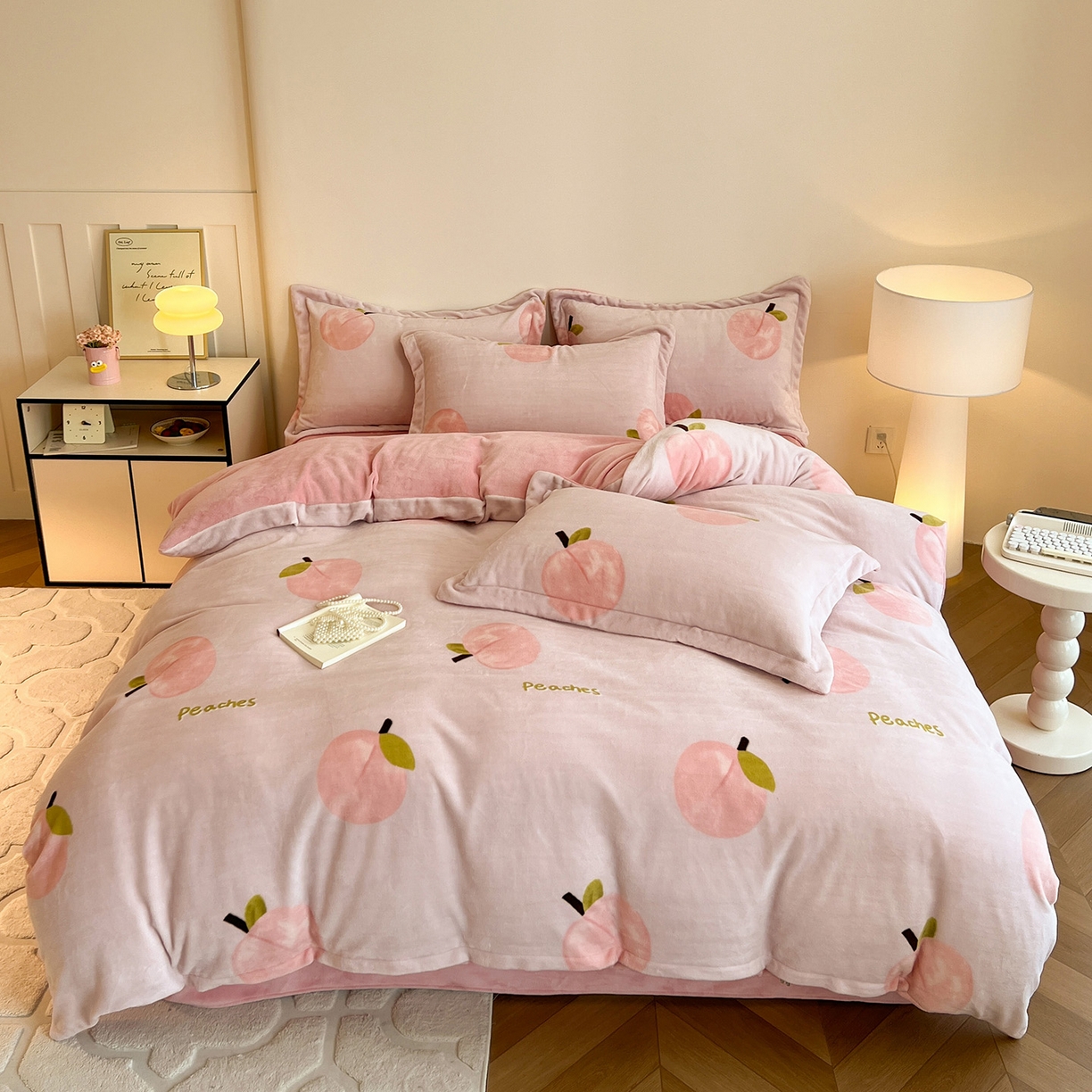 91家纺网 家纺一手货源 找家纺 富馨莱 2025新款牛奶绒印花四件套240克面料支持一件定制尺寸 水蜜桃