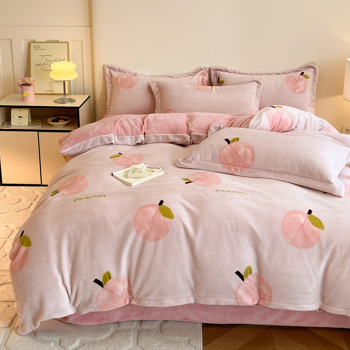 91家纺网 家纺一手货源 找家纺 富馨莱 2025新款牛奶绒印花四件套240克面料支持一件定制尺寸 水蜜桃