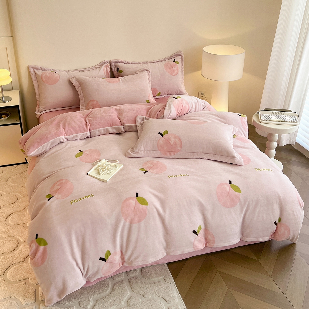 91家纺网 家纺一手货源 找家纺 富馨莱 2025新款牛奶绒印花四件套240克面料支持一件定制尺寸 水蜜桃