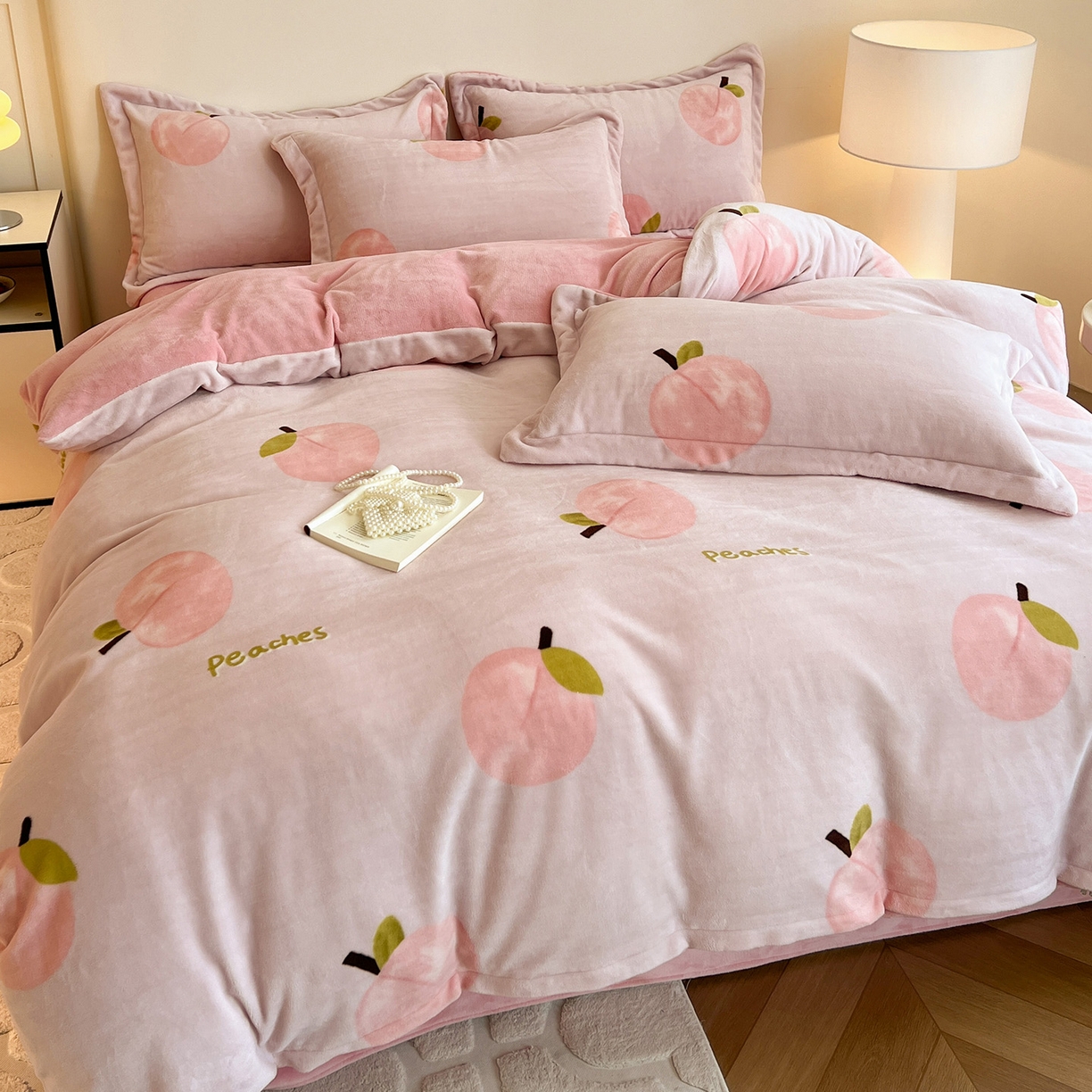 91家纺网 家纺一手货源 找家纺 富馨莱 2025新款牛奶绒印花四件套240克面料支持一件定制尺寸 水蜜桃