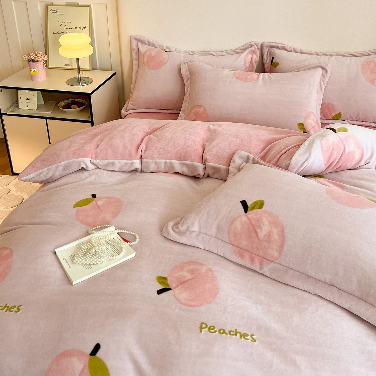 91家纺网 家纺一手货源 找家纺 富馨莱 2025新款牛奶绒印花四件套240克面料支持一件定制尺寸 水蜜桃