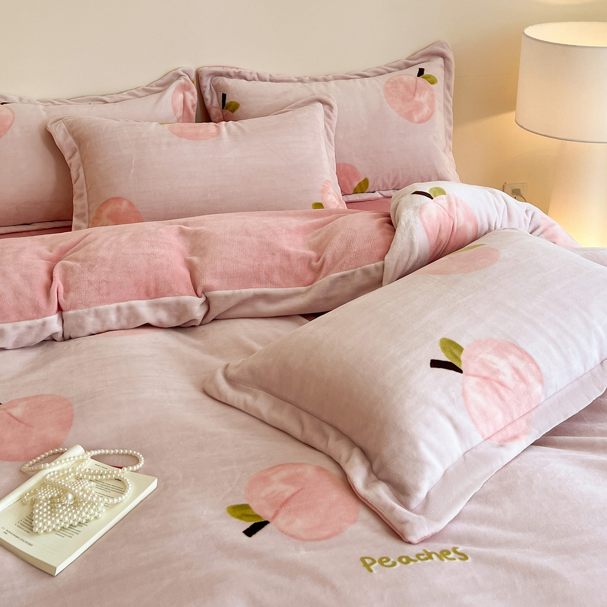 91家纺网 家纺一手货源 找家纺 富馨莱 2025新款牛奶绒印花四件套240克面料支持一件定制尺寸 水蜜桃