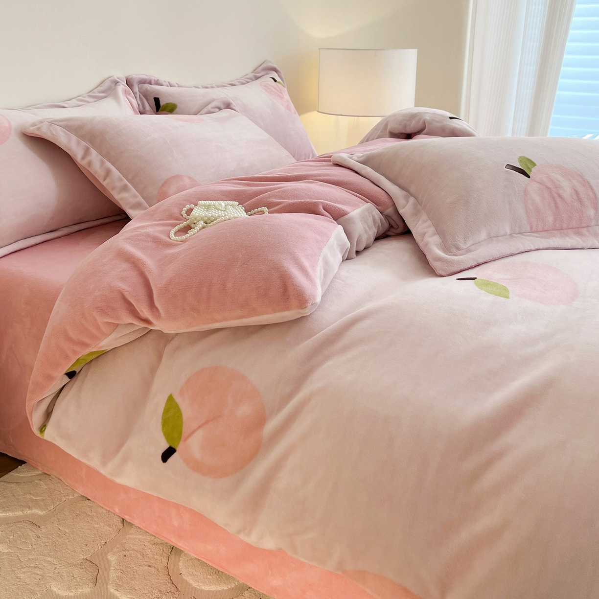 91家纺网 家纺一手货源 找家纺 富馨莱 2025新款牛奶绒印花四件套240克面料支持一件定制尺寸 水蜜桃