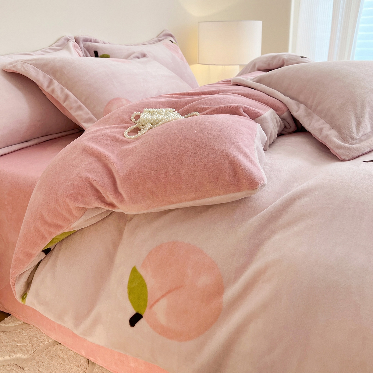 91家纺网 家纺一手货源 找家纺 富馨莱 2025新款牛奶绒印花四件套240克面料支持一件定制尺寸 水蜜桃