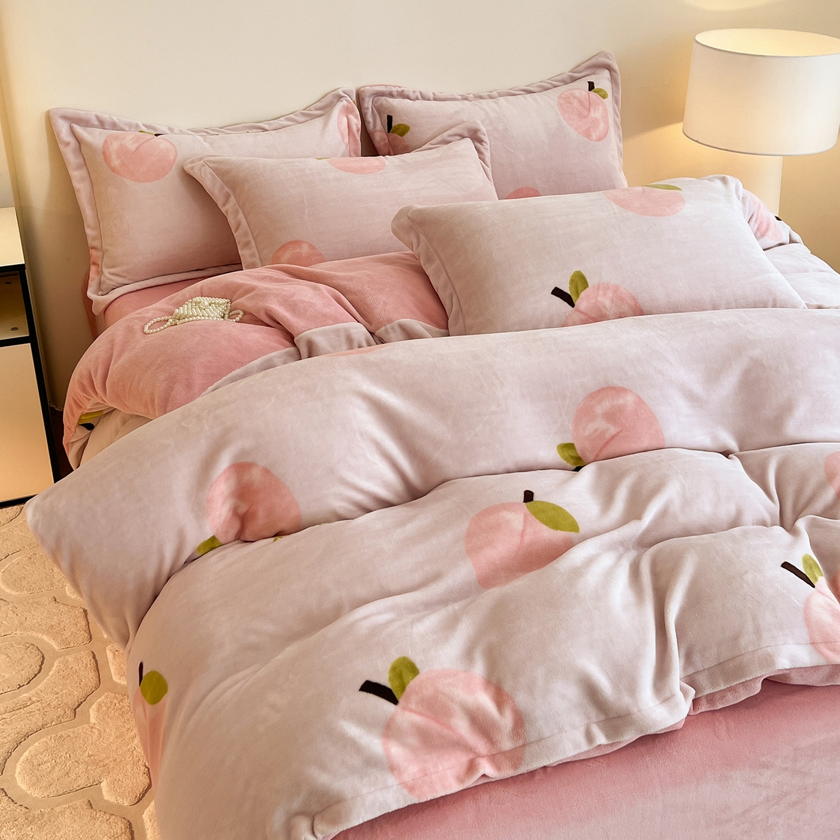 91家纺网 家纺一手货源 找家纺 富馨莱 2025新款牛奶绒印花四件套240克面料支持一件定制尺寸 水蜜桃