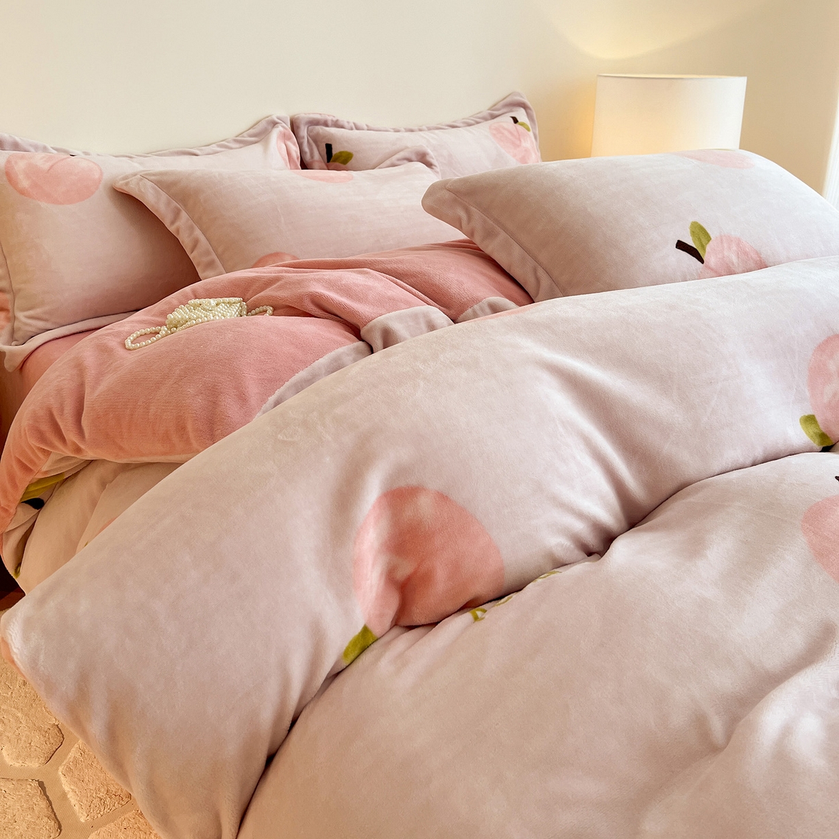 91家纺网 家纺一手货源 找家纺 富馨莱 2025新款牛奶绒印花四件套240克面料支持一件定制尺寸 水蜜桃