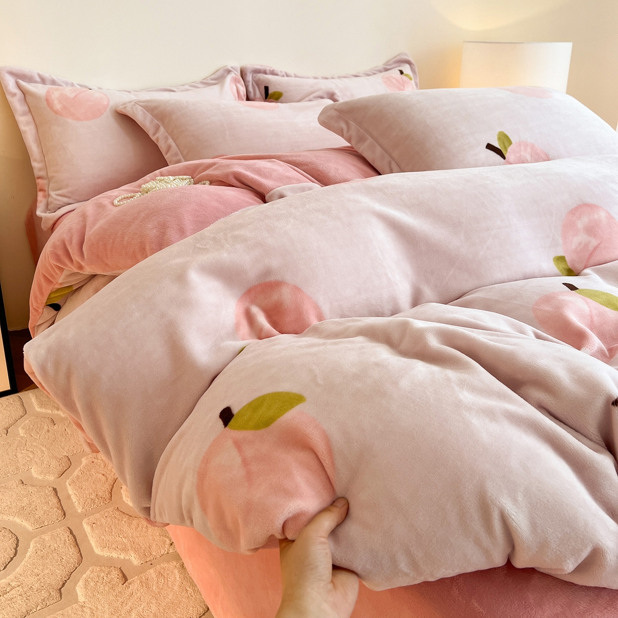 91家纺网 家纺一手货源 找家纺 富馨莱 2025新款牛奶绒印花四件套240克面料支持一件定制尺寸 水蜜桃