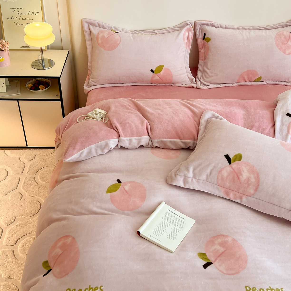 91家纺网 家纺一手货源 找家纺 富馨莱 2025新款牛奶绒印花四件套240克面料支持一件定制尺寸 水蜜桃