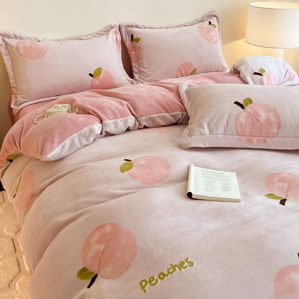 91家纺网 家纺一手货源 找家纺 富馨莱 2025新款牛奶绒印花四件套240克面料支持一件定制尺寸 水蜜桃