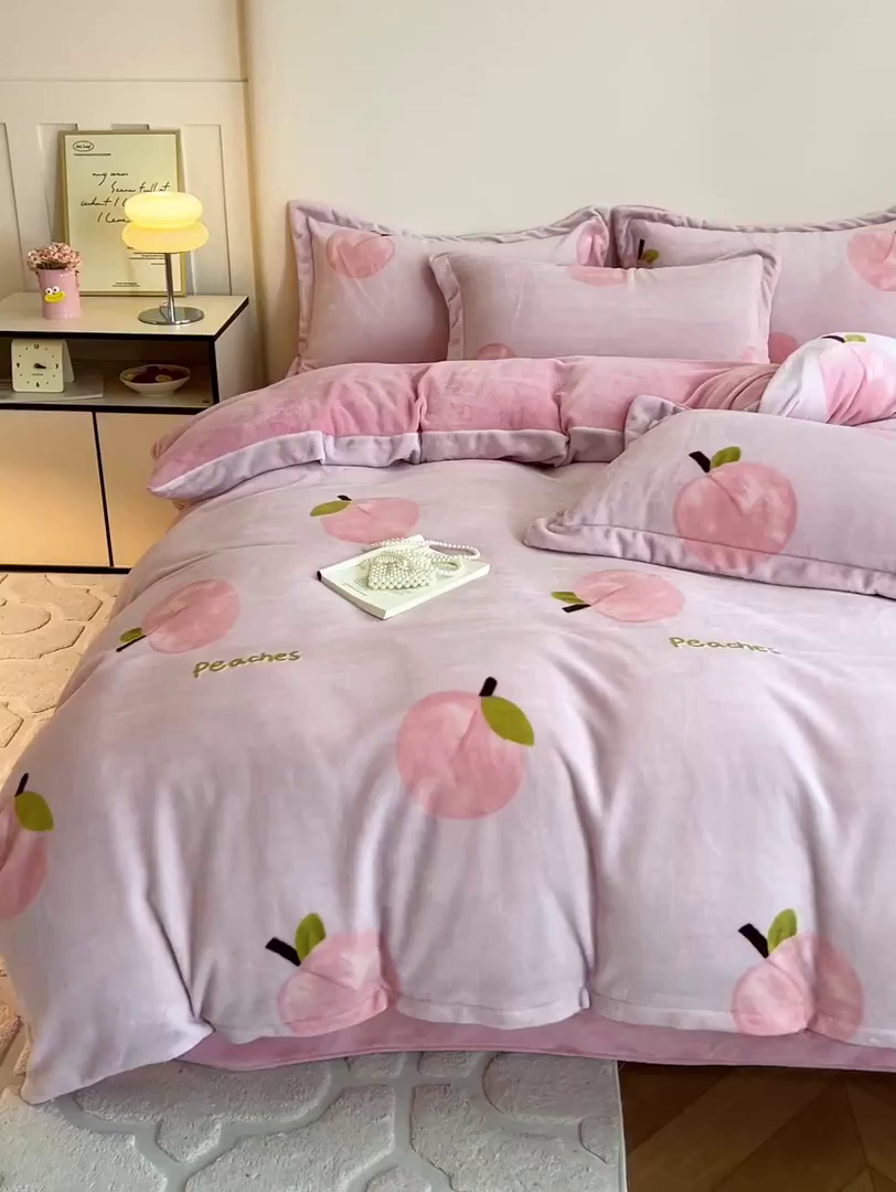 91家纺网 家纺一手货源 找家纺 富馨莱 2025新款牛奶绒印花四件套240克面料支持一件定制尺寸 水蜜桃