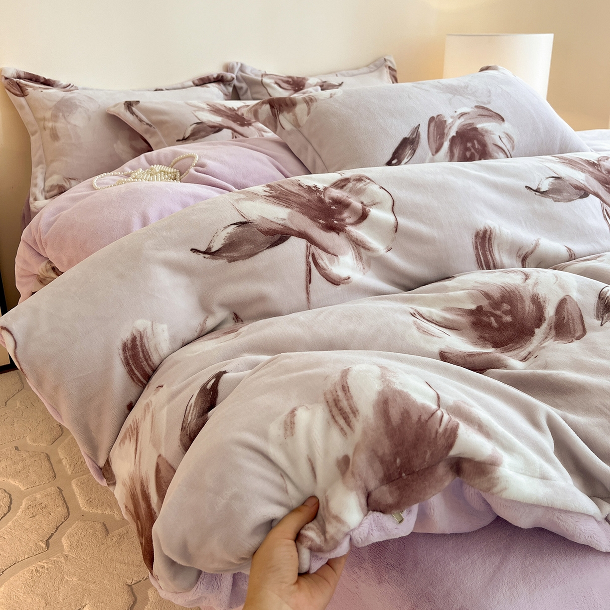 91家纺网 家纺一手货源 找家纺 富馨莱 2025新款牛奶绒印花四件套240克面料支持一件定制尺寸 水墨花开