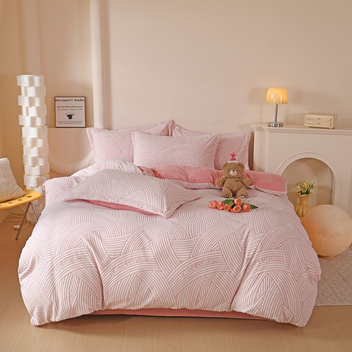 91家纺网 家纺一手货源 找家纺 富馨莱 2025新款牛奶绒印花四件套240克面料支持一件定制尺寸 斯洛特-粉