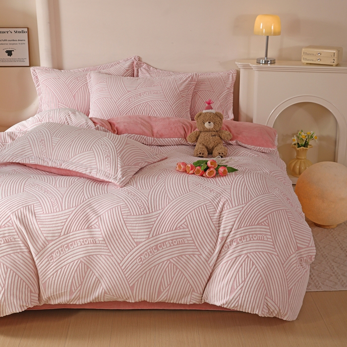 91家纺网 家纺一手货源 找家纺 富馨莱 2025新款牛奶绒印花四件套240克面料支持一件定制尺寸 斯洛特-粉