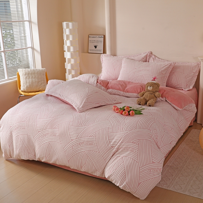 91家纺网 家纺一手货源 找家纺 富馨莱 2025新款牛奶绒印花四件套240克面料支持一件定制尺寸 斯洛特-粉