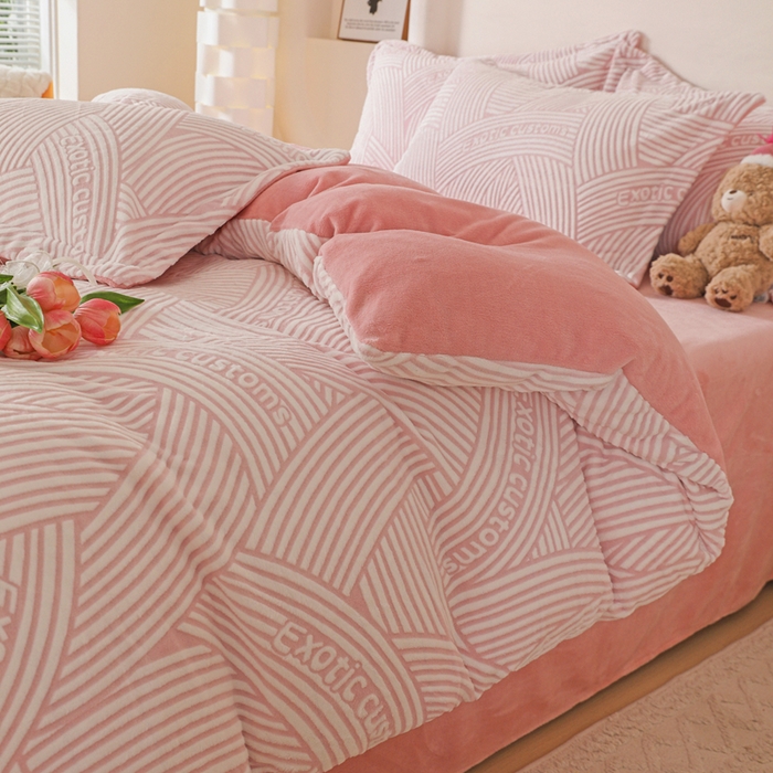 91家纺网 家纺一手货源 找家纺 富馨莱 2025新款牛奶绒印花四件套240克面料支持一件定制尺寸 斯洛特-粉