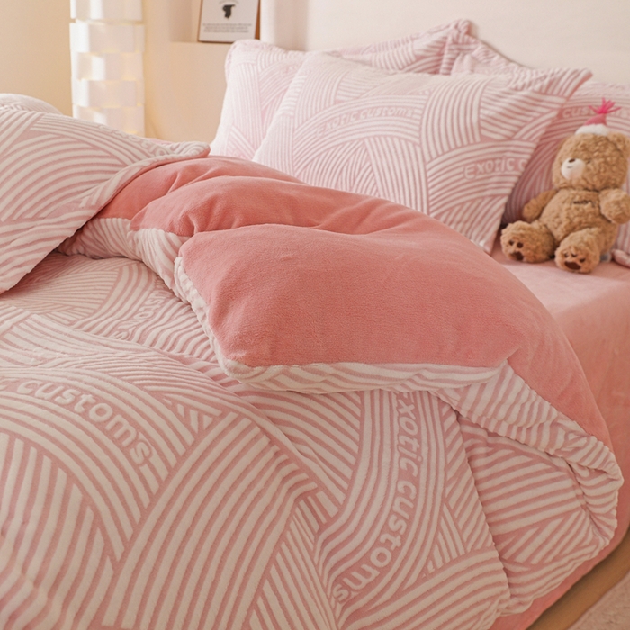 91家纺网 家纺一手货源 找家纺 富馨莱 2025新款牛奶绒印花四件套240克面料支持一件定制尺寸 斯洛特-粉