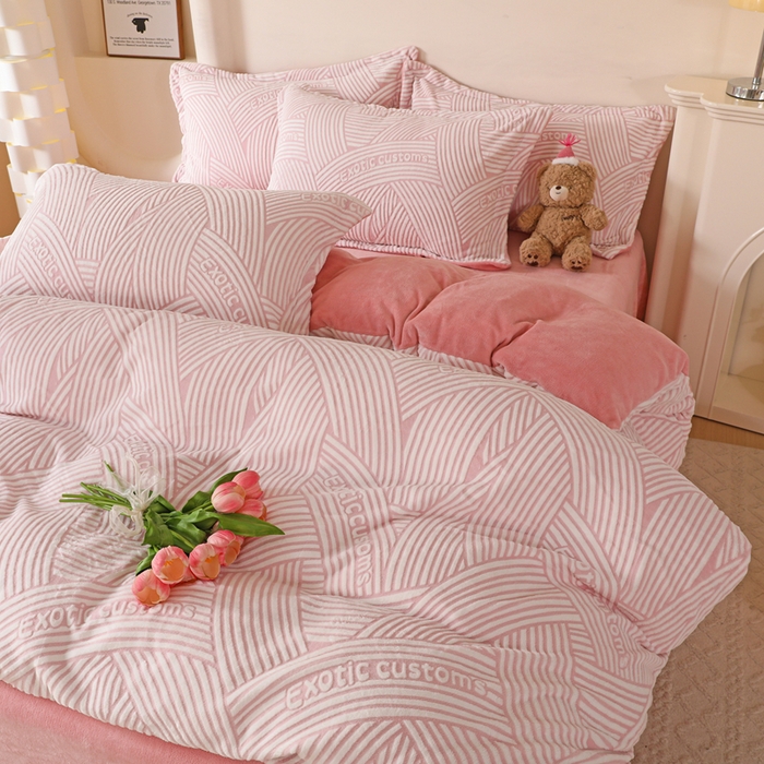 91家纺网 家纺一手货源 找家纺 富馨莱 2025新款牛奶绒印花四件套240克面料支持一件定制尺寸 斯洛特-粉