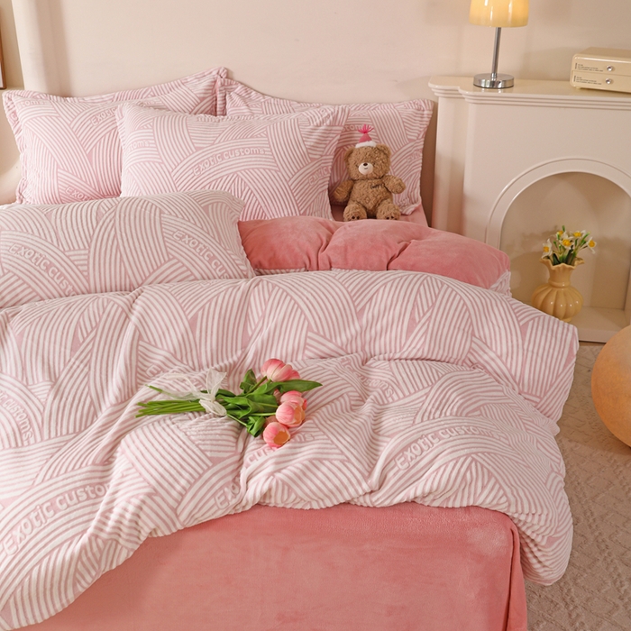 91家纺网 家纺一手货源 找家纺 富馨莱 2025新款牛奶绒印花四件套240克面料支持一件定制尺寸 斯洛特-粉