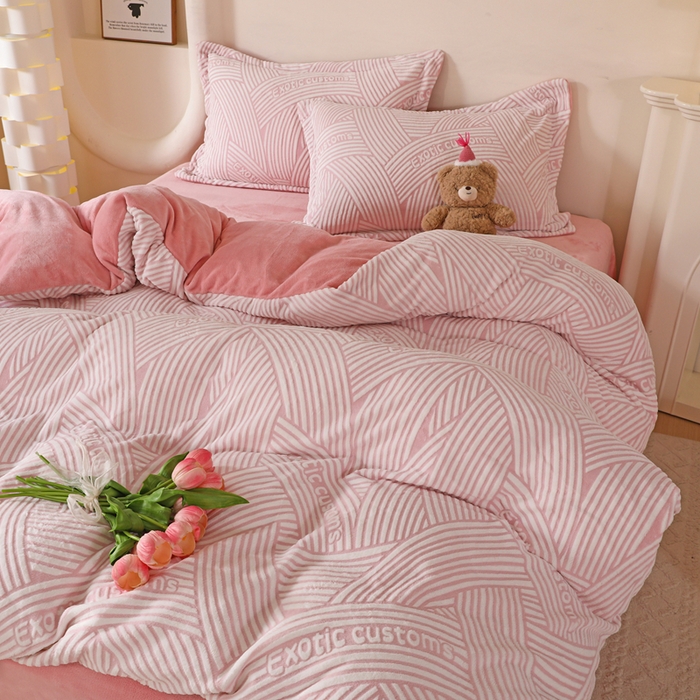 91家纺网 家纺一手货源 找家纺 富馨莱 2025新款牛奶绒印花四件套240克面料支持一件定制尺寸 斯洛特-粉