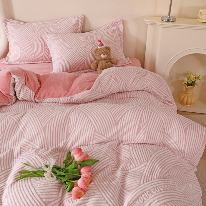 91家纺网 家纺一手货源 找家纺 富馨莱 2025新款牛奶绒印花四件套240克面料支持一件定制尺寸 斯洛特-粉