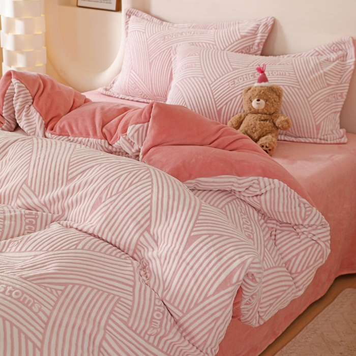 91家纺网 家纺一手货源 找家纺 富馨莱 2025新款牛奶绒印花四件套240克面料支持一件定制尺寸 斯洛特-粉