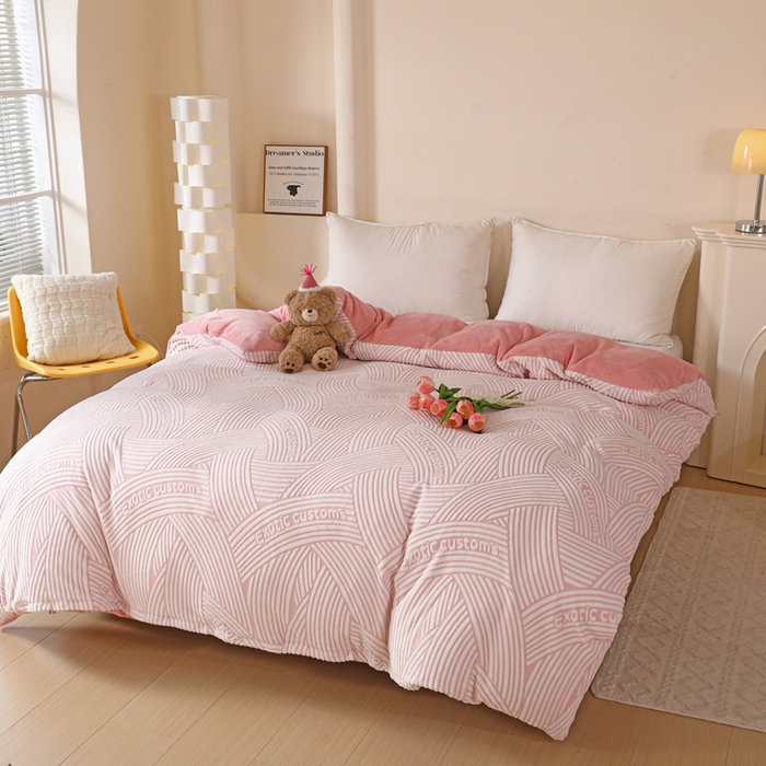 91家纺网 家纺一手货源 找家纺 富馨莱 2025新款牛奶绒印花四件套240克面料支持一件定制尺寸 斯洛特-粉