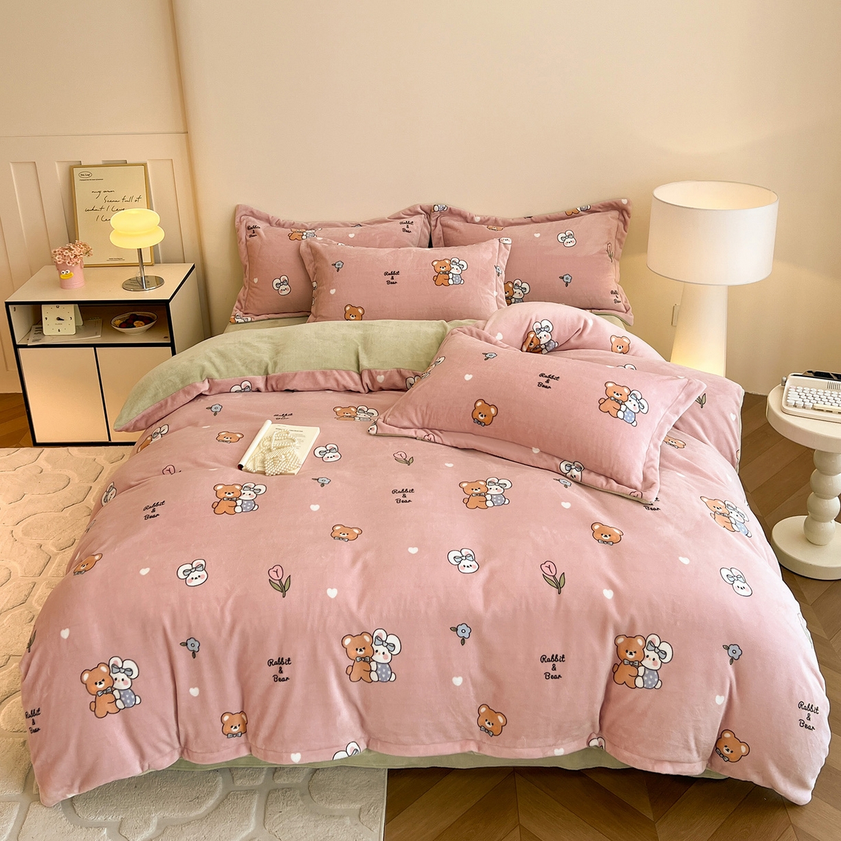 91家纺网 家纺一手货源 找家纺 富馨莱 2025新款牛奶绒印花四件套240克面料支持一件定制尺寸 小伙伴