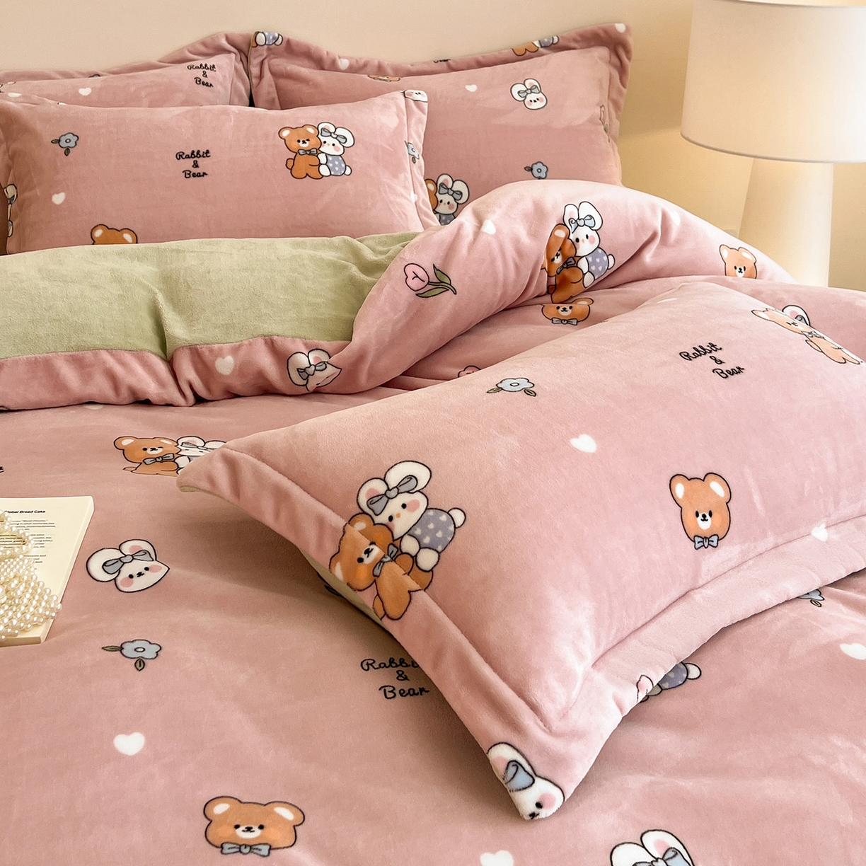 91家纺网 家纺一手货源 找家纺 富馨莱 2025新款牛奶绒印花四件套240克面料支持一件定制尺寸 小伙伴