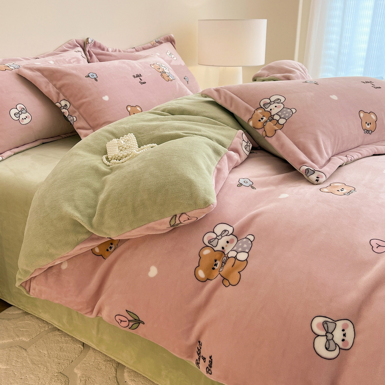 91家纺网 家纺一手货源 找家纺 富馨莱 2025新款牛奶绒印花四件套240克面料支持一件定制尺寸 小伙伴