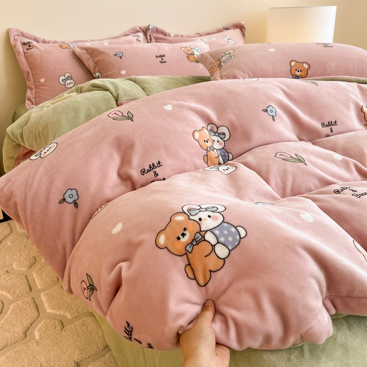 91家纺网 家纺一手货源 找家纺 富馨莱 2025新款牛奶绒印花四件套240克面料支持一件定制尺寸 小伙伴