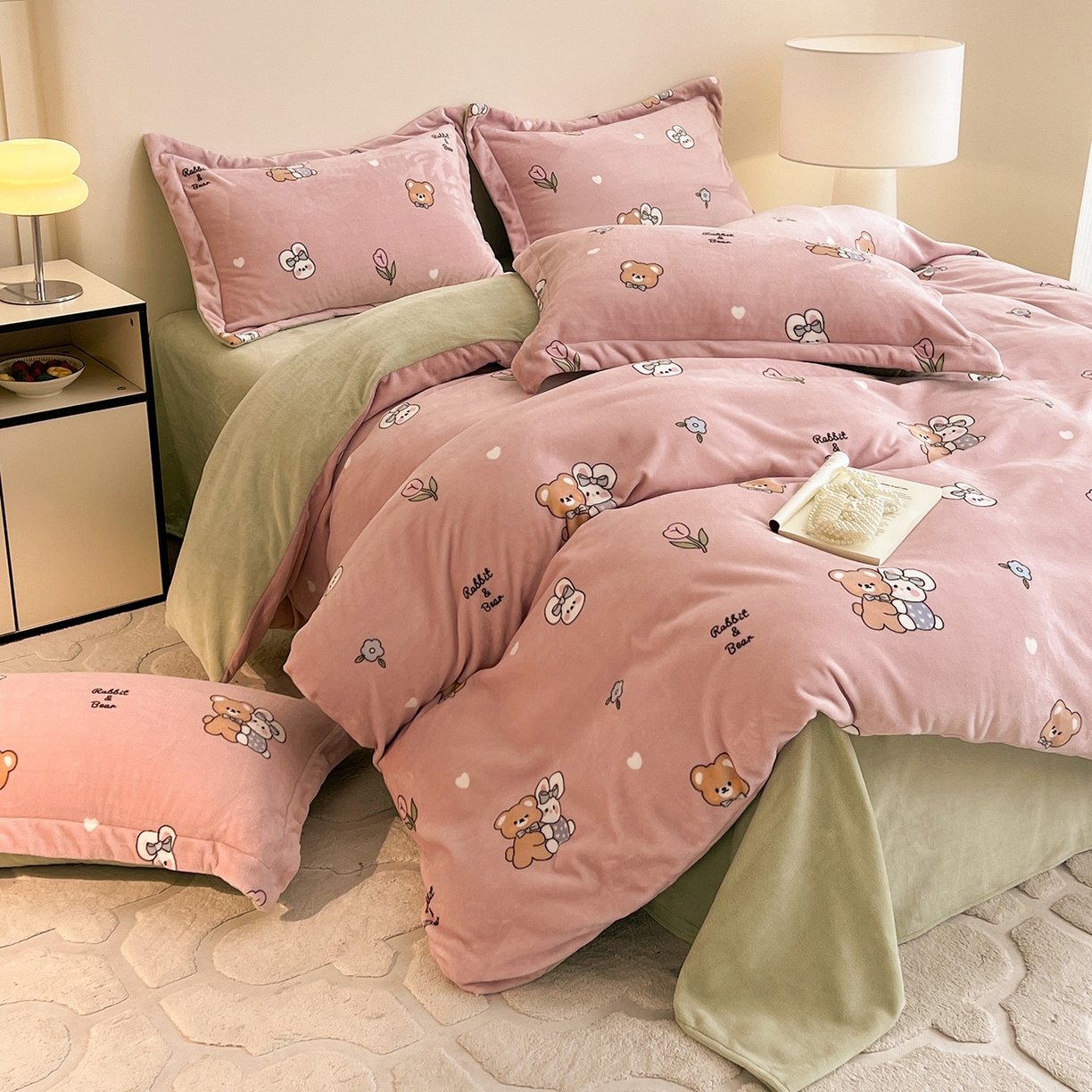 91家纺网 家纺一手货源 找家纺 富馨莱 2025新款牛奶绒印花四件套240克面料支持一件定制尺寸 小伙伴