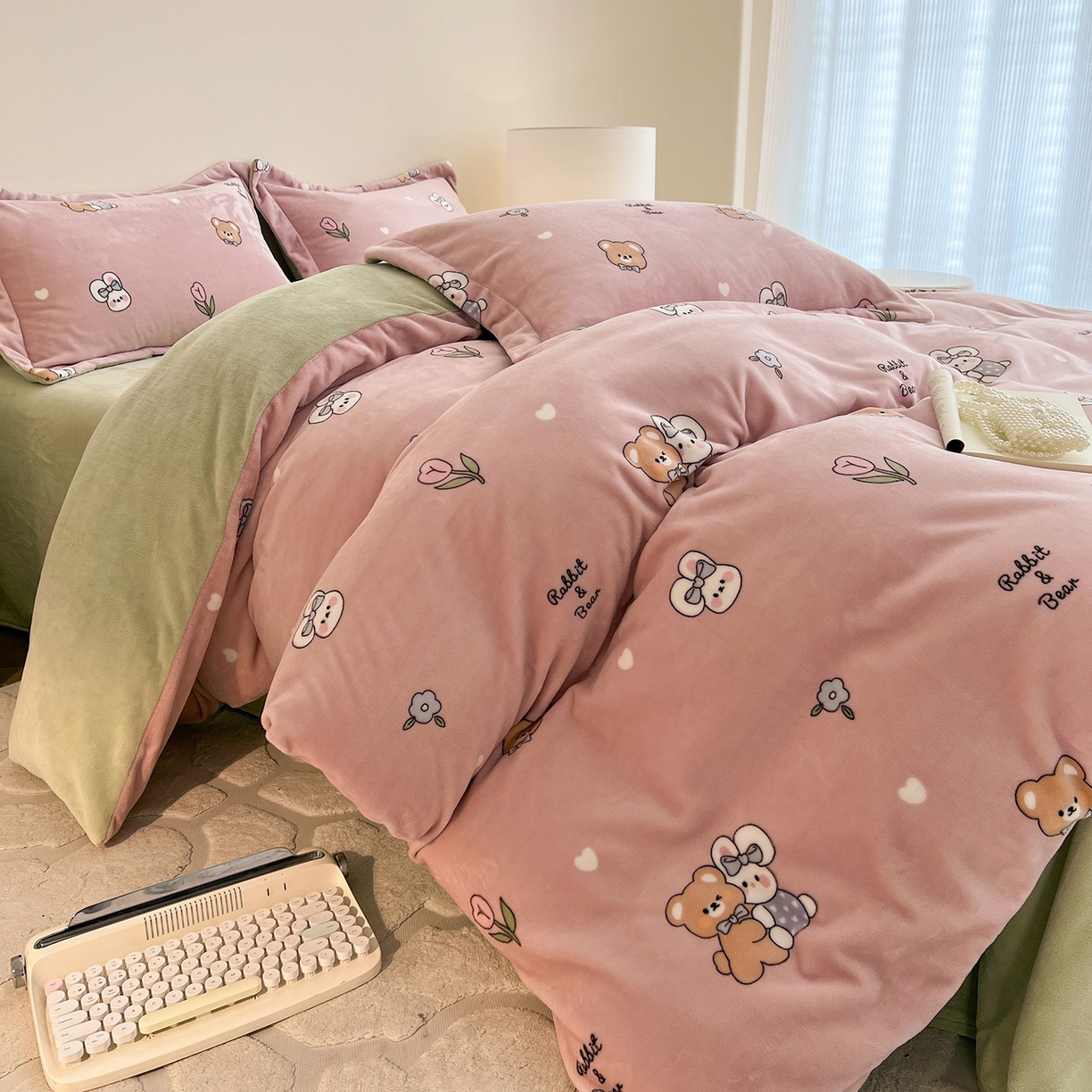 91家纺网 家纺一手货源 找家纺 富馨莱 2025新款牛奶绒印花四件套240克面料支持一件定制尺寸 小伙伴