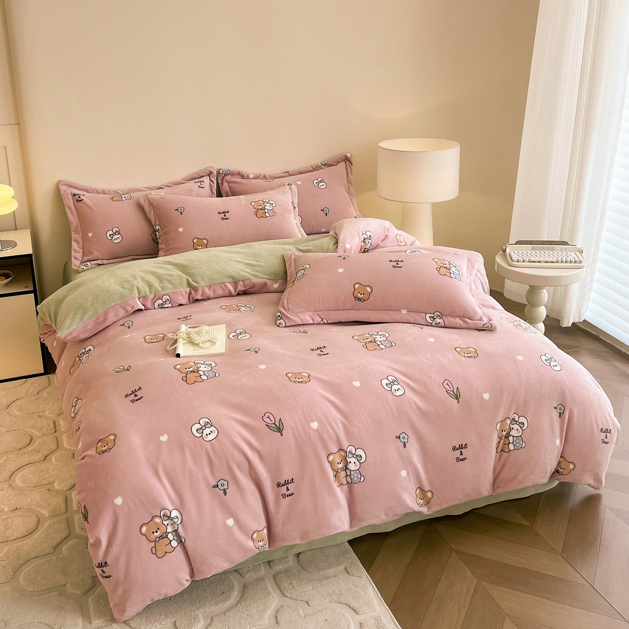 91家纺网 家纺一手货源 找家纺 富馨莱 2025新款牛奶绒印花四件套240克面料支持一件定制尺寸 小伙伴