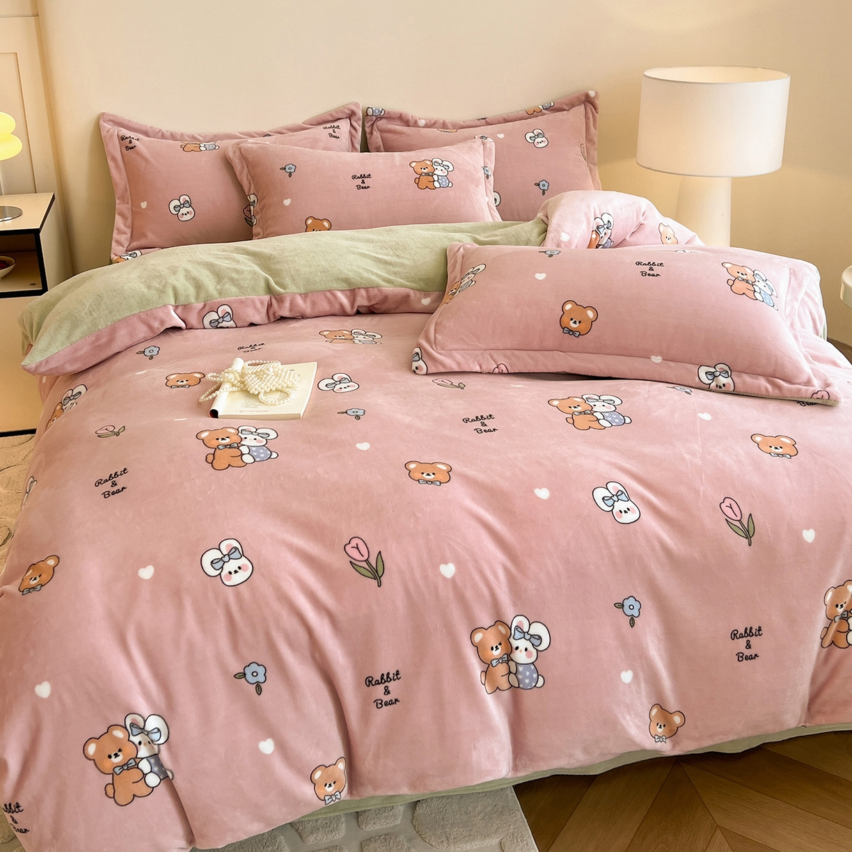 91家纺网 家纺一手货源 找家纺 富馨莱 2025新款牛奶绒印花四件套240克面料支持一件定制尺寸 小伙伴