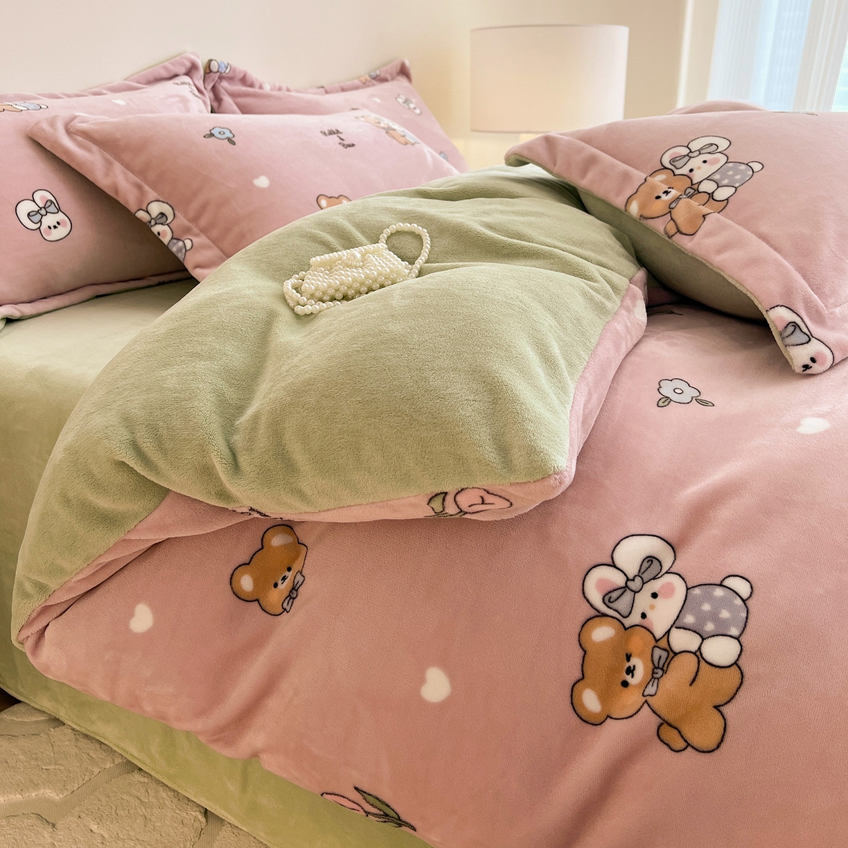 91家纺网 家纺一手货源 找家纺 富馨莱 2025新款牛奶绒印花四件套240克面料支持一件定制尺寸 小伙伴