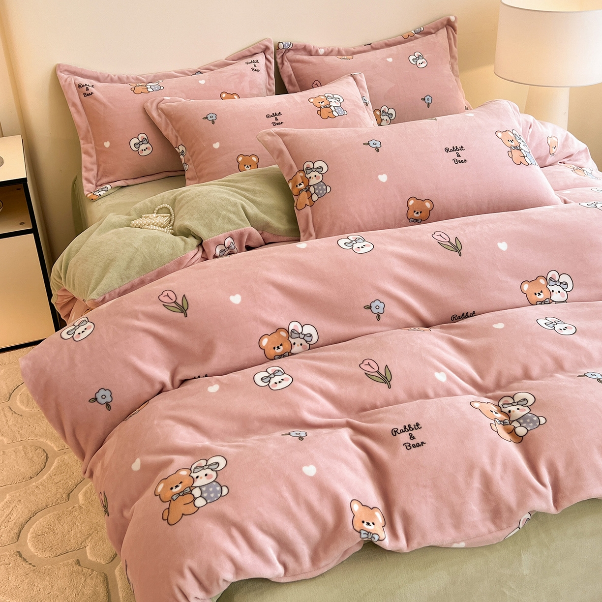 91家纺网 家纺一手货源 找家纺 富馨莱 2025新款牛奶绒印花四件套240克面料支持一件定制尺寸 小伙伴