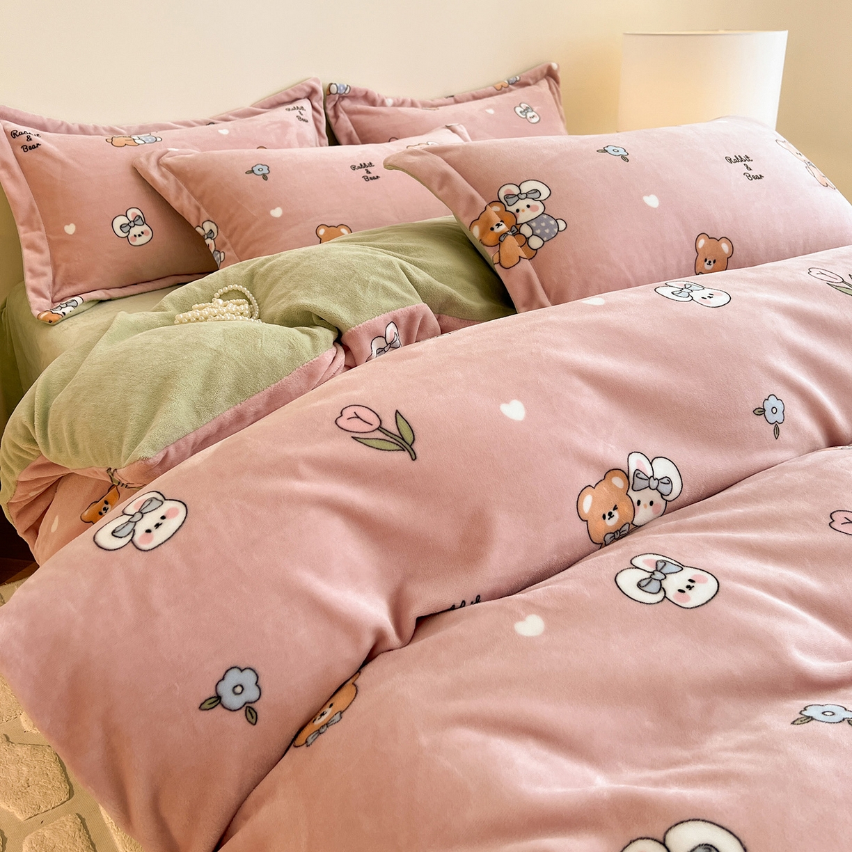 91家纺网 家纺一手货源 找家纺 富馨莱 2025新款牛奶绒印花四件套240克面料支持一件定制尺寸 小伙伴