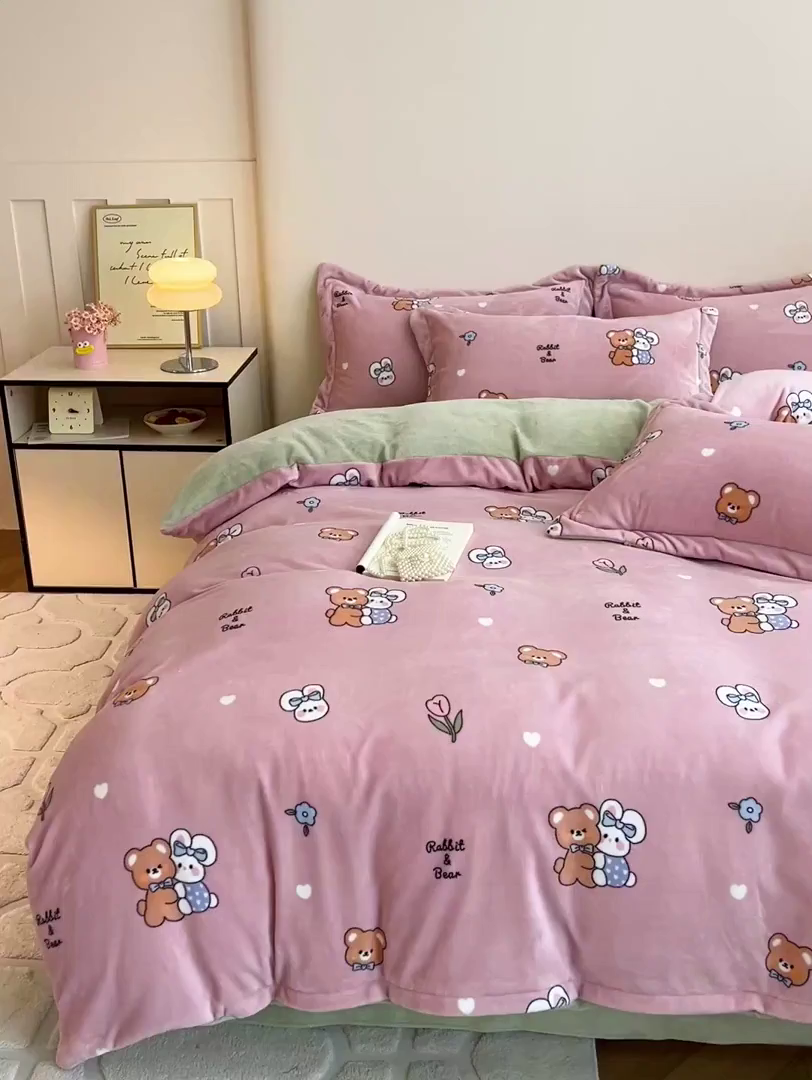 91家纺网 家纺一手货源 找家纺 富馨莱 2025新款牛奶绒印花四件套240克面料支持一件定制尺寸 小伙伴