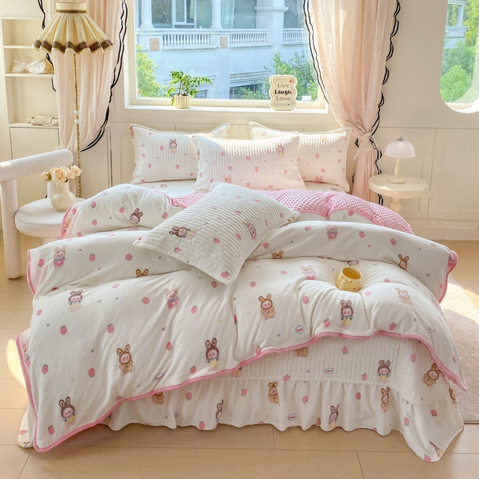 91家纺网 家纺一手货源 找家纺 （总）尚美 2025新款豆豆绒牛奶绒大花边床盖四件套（床盖花边随机）