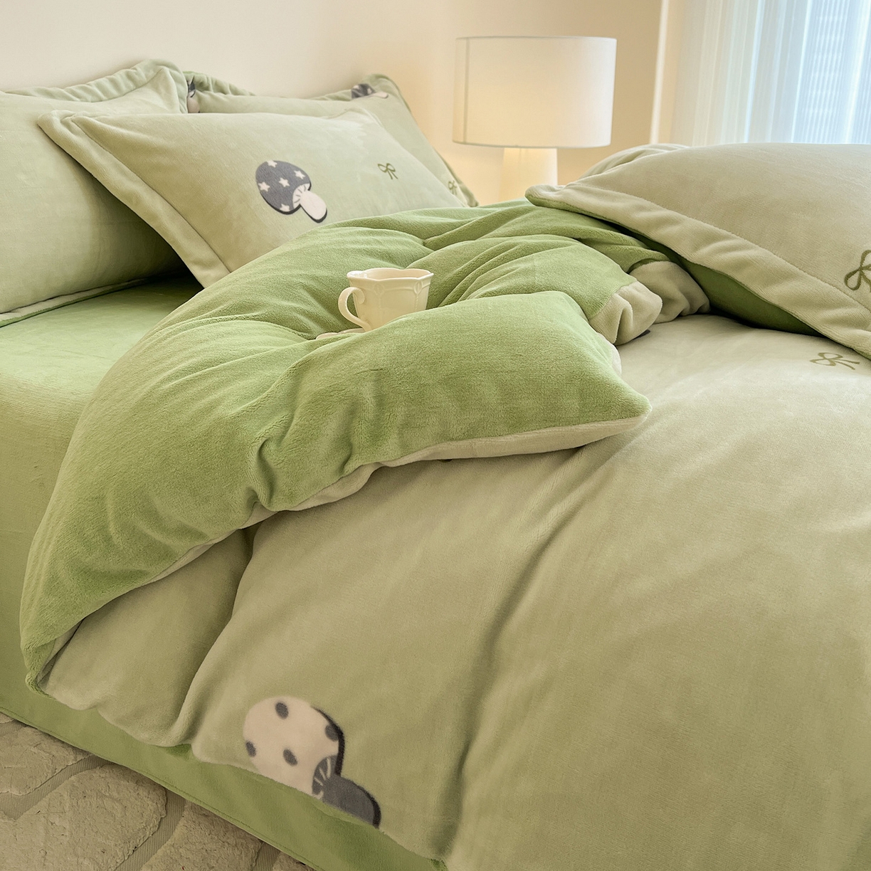 91家纺网 家纺一手货源 找家纺 富馨莱 2025新款牛奶绒印花四件套240克面料支持一件定制尺寸 小毛菇