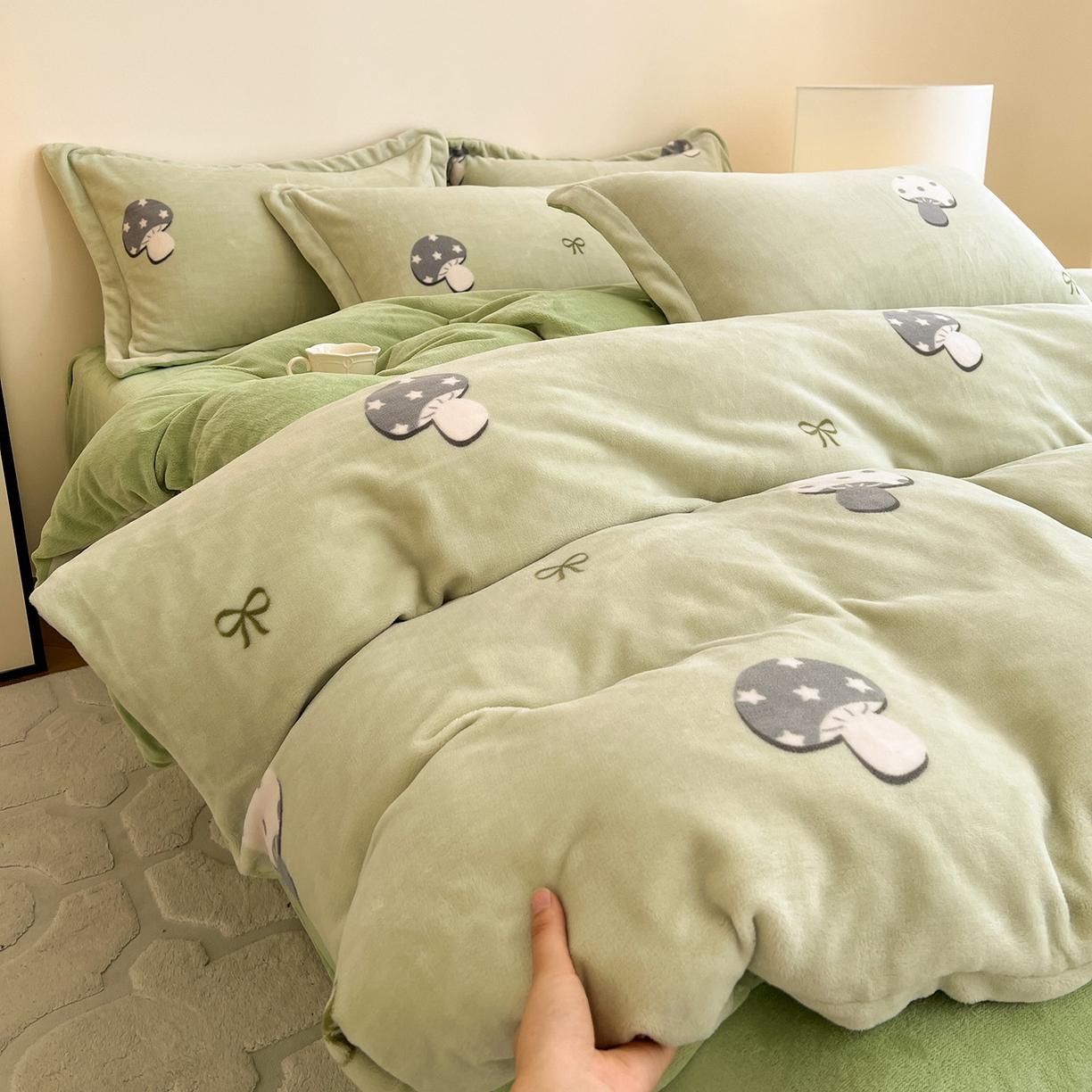 91家纺网 家纺一手货源 找家纺 富馨莱 2025新款牛奶绒印花四件套240克面料支持一件定制尺寸 小毛菇