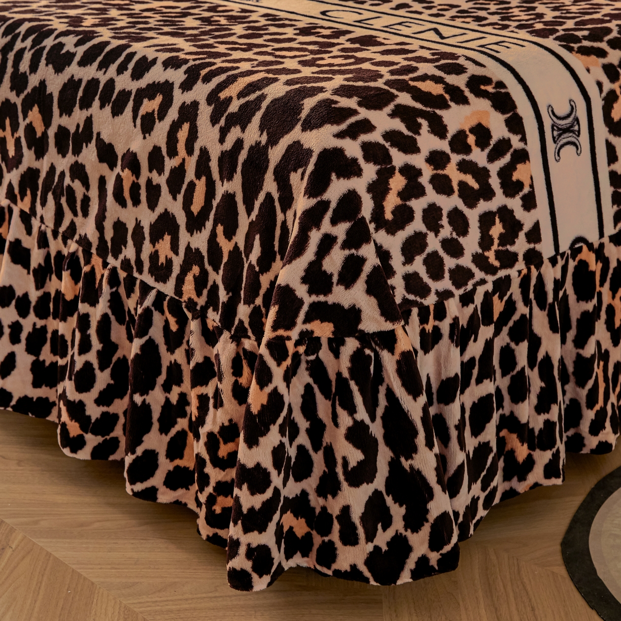 91家纺网 家纺一手货源 找家纺 董韵家纺 2025新款高克重全消光牛奶绒法莱绒金貂绒印花单品被套床裙四件套（提供买家秀） 豹纹元素