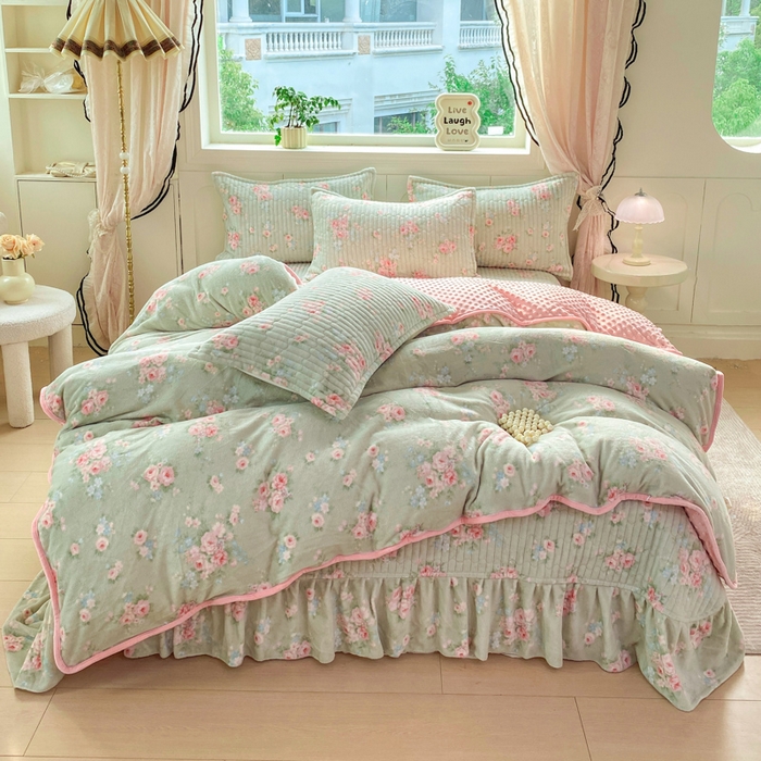 91家纺网 家纺一手货源 找家纺 （总）尚美 2025新款豆豆绒牛奶绒大花边床盖四件套（床盖花边随机）